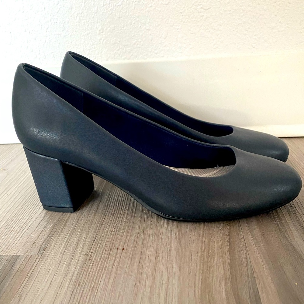 Navy Pumps NWOB